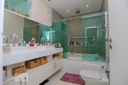 Casa à venda com 590m², 6 quartos e 6 vagasBanheiro da Suíte 1