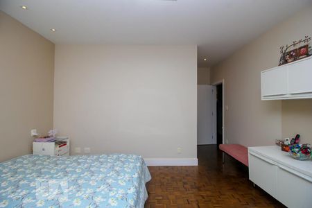 Casa à venda com 590m², 6 quartos e 6 vagasQuarto 2