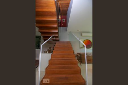 Casa à venda com 590m², 6 quartos e 6 vagasEscada