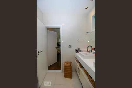 Casa à venda com 590m², 6 quartos e 6 vagasBanheiro da Suíte 1