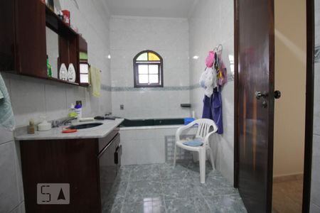 Casa à venda com 230m², 3 quartos e 2 vagasBanheiro da suíte