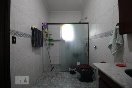 Casa à venda com 230m², 3 quartos e 2 vagasBanheiro da suíte