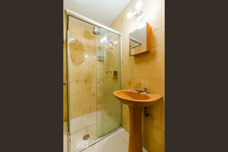 Banheiro de apartamento para alugar com 1 quarto, 44m² em Cristal, Porto Alegre