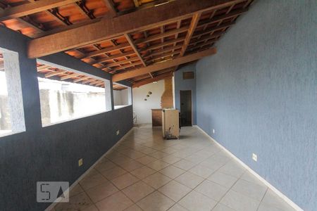 Casa à venda com 200m², 3 quartos e 2 vagas Casa à venda com 200m², 3 quartos e 2 vagasTerraço