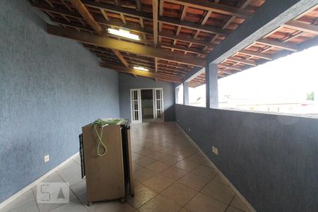 Casa à venda com 200m², 3 quartos e 2 vagas Casa à venda com 200m², 3 quartos e 2 vagasTerraço