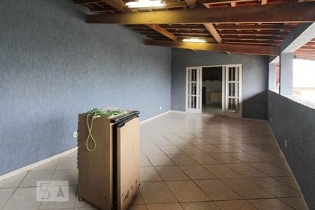 Casa à venda com 200m², 3 quartos e 2 vagas Casa à venda com 200m², 3 quartos e 2 vagasTerraço