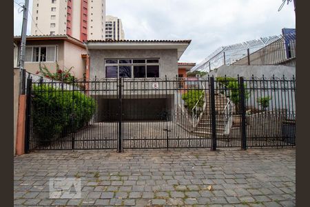 Casa para alugar com 271m², 3 quartos e 6 vagasFachada