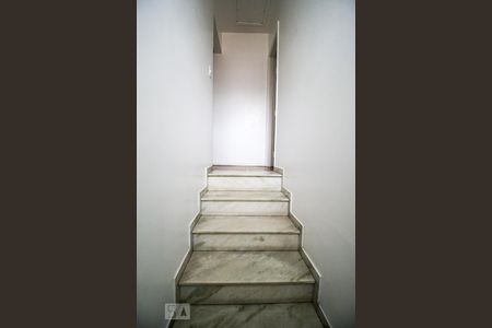 Casa à venda com 121m², 2 quartos e 2 vagas Casa à venda com 121m², 2 quartos e 2 vagasEscada