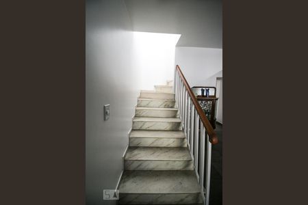 Casa à venda com 121m², 2 quartos e 2 vagas Casa à venda com 121m², 2 quartos e 2 vagasEscada