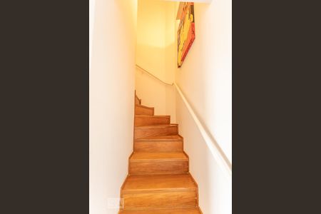 Apartamento à venda com 120m², 2 quartos e 2 vagasEscada