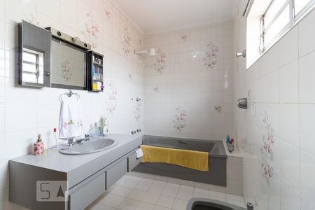 Casa à venda com 180m², 5 quartos e 2 vagasBanheiro de Suíte