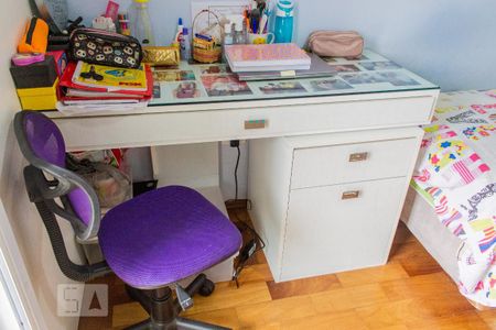 Casa à venda com 180m², 4 quartos e 3 vagasEscrivaninha