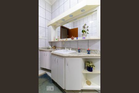 Casa para alugar com 273m², 3 quartos e 5 vagasBanheiro social