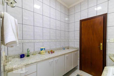 Casa para alugar com 273m², 3 quartos e 5 vagasBanheiro social