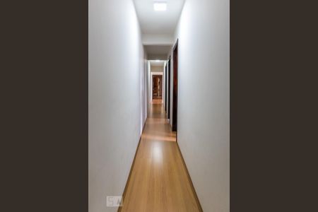 Casa à venda com 300m², 4 quartos e 3 vagas Casa à venda com 300m², 4 quartos e 3 vagasCorredor