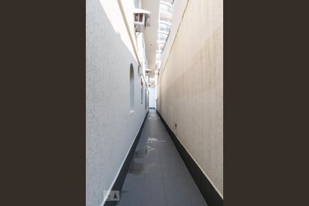 Casa à venda com 300m², 4 quartos e 3 vagas Casa à venda com 300m², 4 quartos e 3 vagasCorredor externo