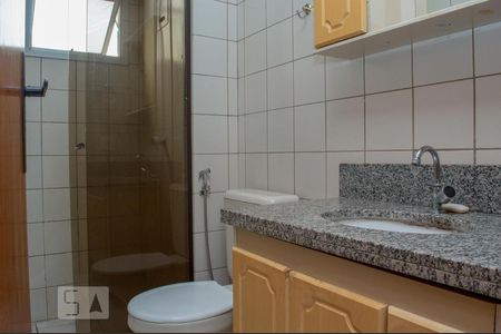Banheiro de apartamento para alugar com 1 quarto, 47m² em Centro, Uberlândia