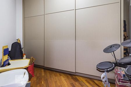 Apartamento à venda com 122m², 2 quartos e 2 vagas Apartamento à venda com 122m², 2 quartos e 2 vagasCloset da suíte