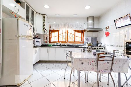 Casa à venda com 494m², 5 quartos e 6 vagas Casa à venda com 494m², 5 quartos e 6 vagasCozinha 2