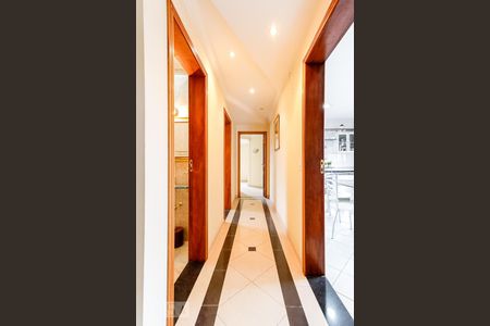 Casa à venda com 494m², 5 quartos e 6 vagas Casa à venda com 494m², 5 quartos e 6 vagasCorredor Quartos