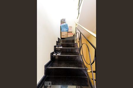 Casa à venda com 494m², 5 quartos e 6 vagas Casa à venda com 494m², 5 quartos e 6 vagasEscadas