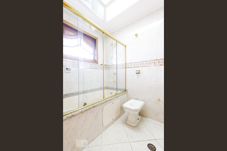 Casa à venda com 494m², 5 quartos e 6 vagas Casa à venda com 494m², 5 quartos e 6 vagasBanheiro da suíte 1