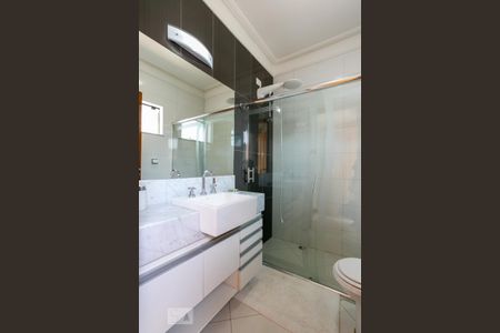 Casa à venda com 204m², 4 quartos e 4 vagas Casa à venda com 204m², 4 quartos e 4 vagasBanheiro da suíte 2