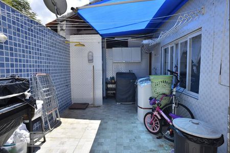 Casa de condomínio à venda com 160m², 4 quartos e 1 vagaÁrea de Serviço