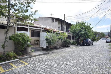 Casa de condomínio à venda com 160m², 4 quartos e 1 vagaFachada