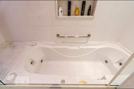 Apartamento à venda com 201m², 3 quartos e 2 vagas Apartamento à venda com 201m², 3 quartos e 2 vagasBanheira