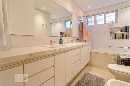 Apartamento à venda com 201m², 3 quartos e 2 vagas Apartamento à venda com 201m², 3 quartos e 2 vagasBanheiro da suíte