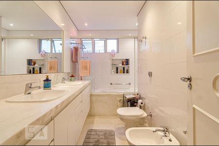 Apartamento à venda com 201m², 3 quartos e 2 vagas Apartamento à venda com 201m², 3 quartos e 2 vagasBanheiro da suíte