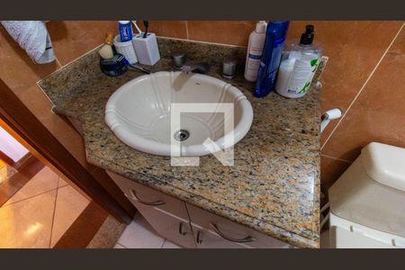 Banheiro de casa de condomínio à venda com 4 quartos, 420m² em Santa Rosa, Niterói