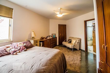 Casa à venda com 240m², 4 quartos e 8 vagasSuíte