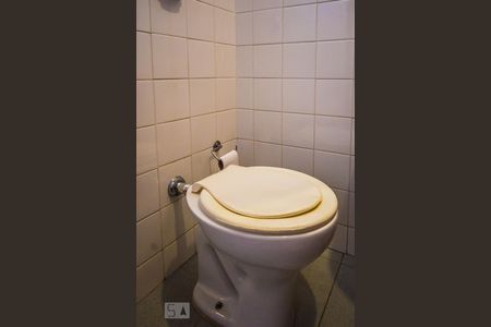 Casa à venda com 240m², 4 quartos e 8 vagasBanheiro de Serviço