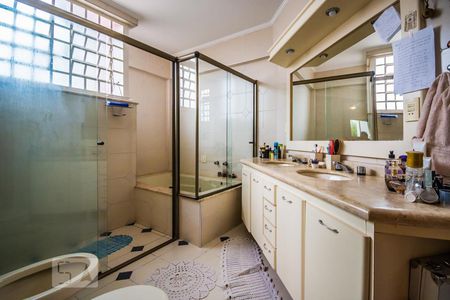 Casa à venda com 240m², 4 quartos e 8 vagasBanheiro da Suíte