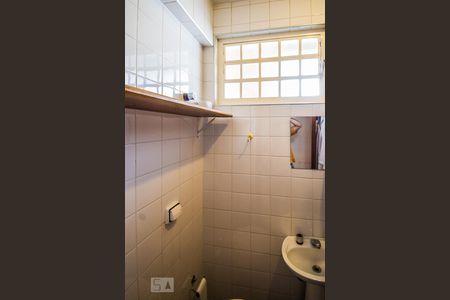 Casa à venda com 240m², 4 quartos e 8 vagasBanheiro de Serviço