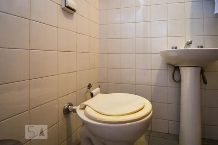 Casa à venda com 240m², 4 quartos e 8 vagasBanheiro de Serviço