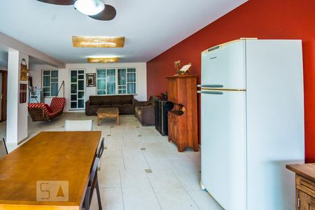 Casa à venda com 240m², 4 quartos e 8 vagasÁrea comum - Salão de festas