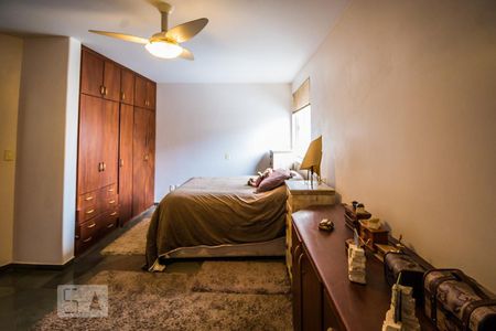 Casa à venda com 240m², 4 quartos e 8 vagasSuíte