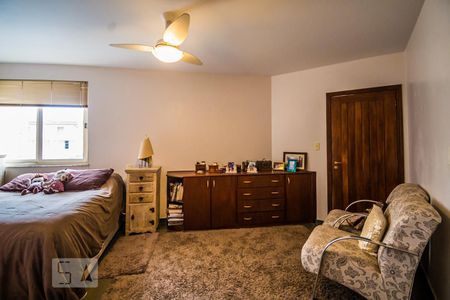 Casa à venda com 240m², 4 quartos e 8 vagasSuíte