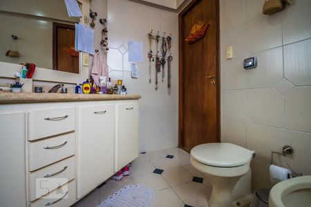 Casa à venda com 240m², 4 quartos e 8 vagasBanheiro da Suíte