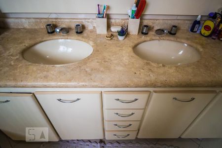 Casa à venda com 240m², 4 quartos e 8 vagasBanheiro da Suíte