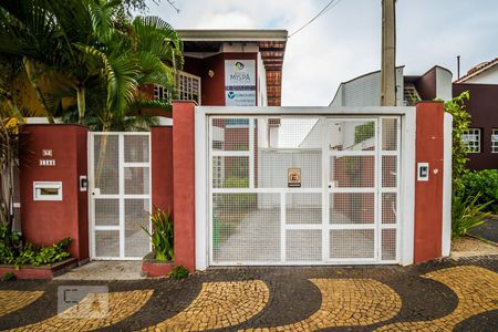 Casa à venda com 240m², 4 quartos e 8 vagasFachada