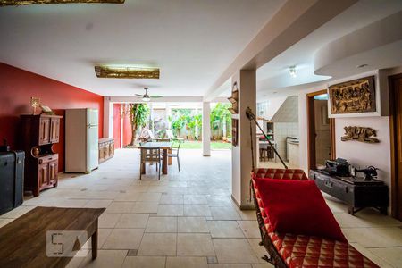 Casa à venda com 240m², 4 quartos e 8 vagasÁrea comum - Salão de festas