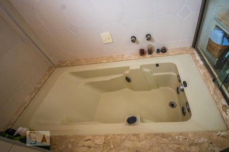 Casa à venda com 240m², 4 quartos e 8 vagasBanheiro da Suíte