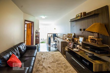Casa à venda com 240m², 4 quartos e 8 vagasSala de TV