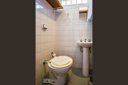 Casa à venda com 240m², 4 quartos e 8 vagasBanheiro de Serviço