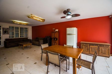 Casa à venda com 240m², 4 quartos e 8 vagasÁrea comum - Salão de festas