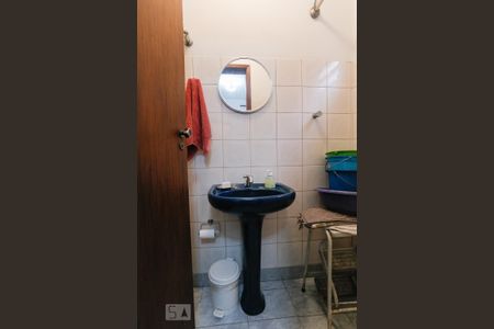 Casa à venda com 731m², 4 quartos e 7 vagasBanheiro de Serviço Edícula